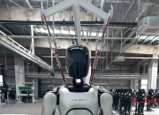 全球首款商用类人形具身智能服务机器人发布 开启行业新纪元