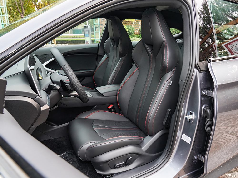 国产“西装暴徒”上新,限时一口价11.29万元的名爵MG7又帅又能打