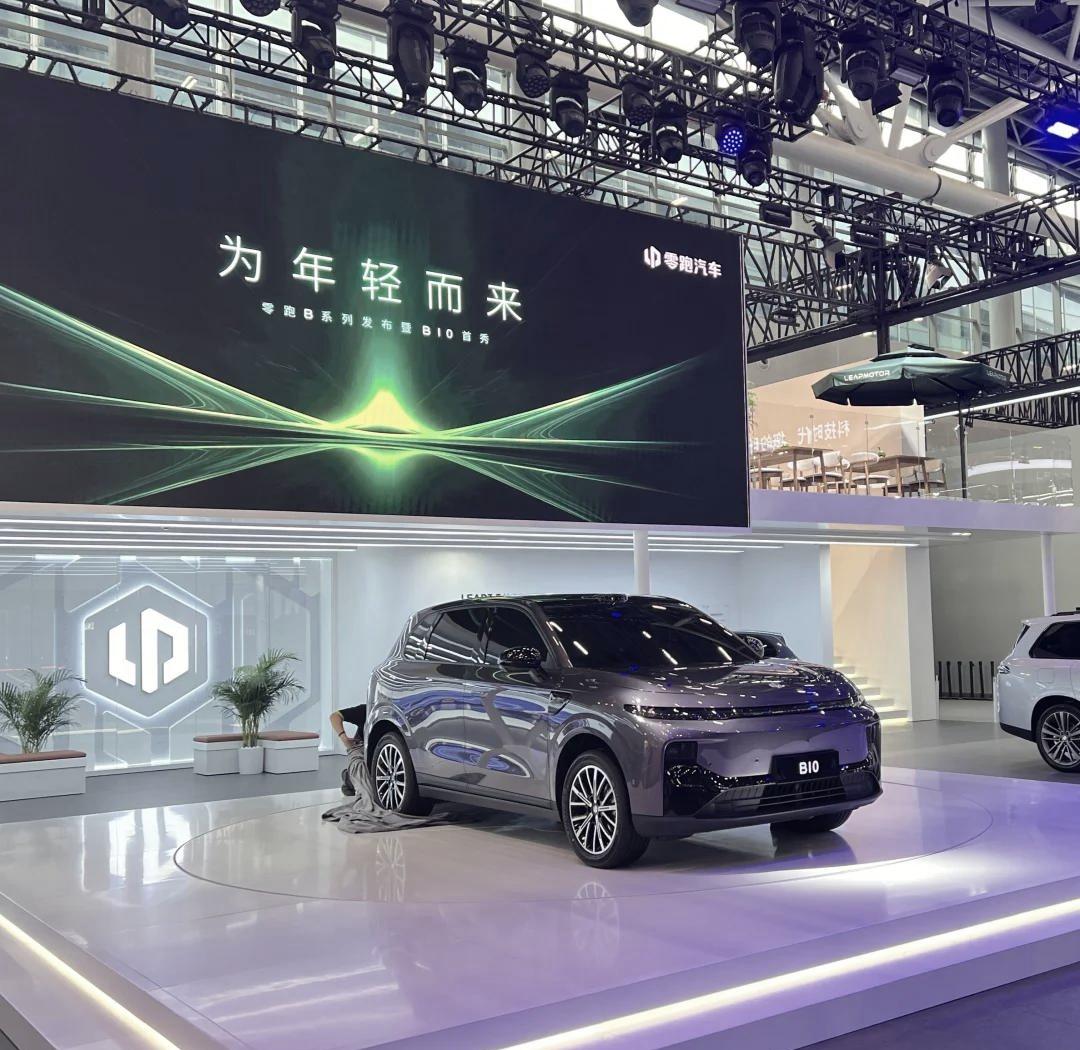 零跑B01全球首秀：定义年轻人的高品质智能轿车新标杆