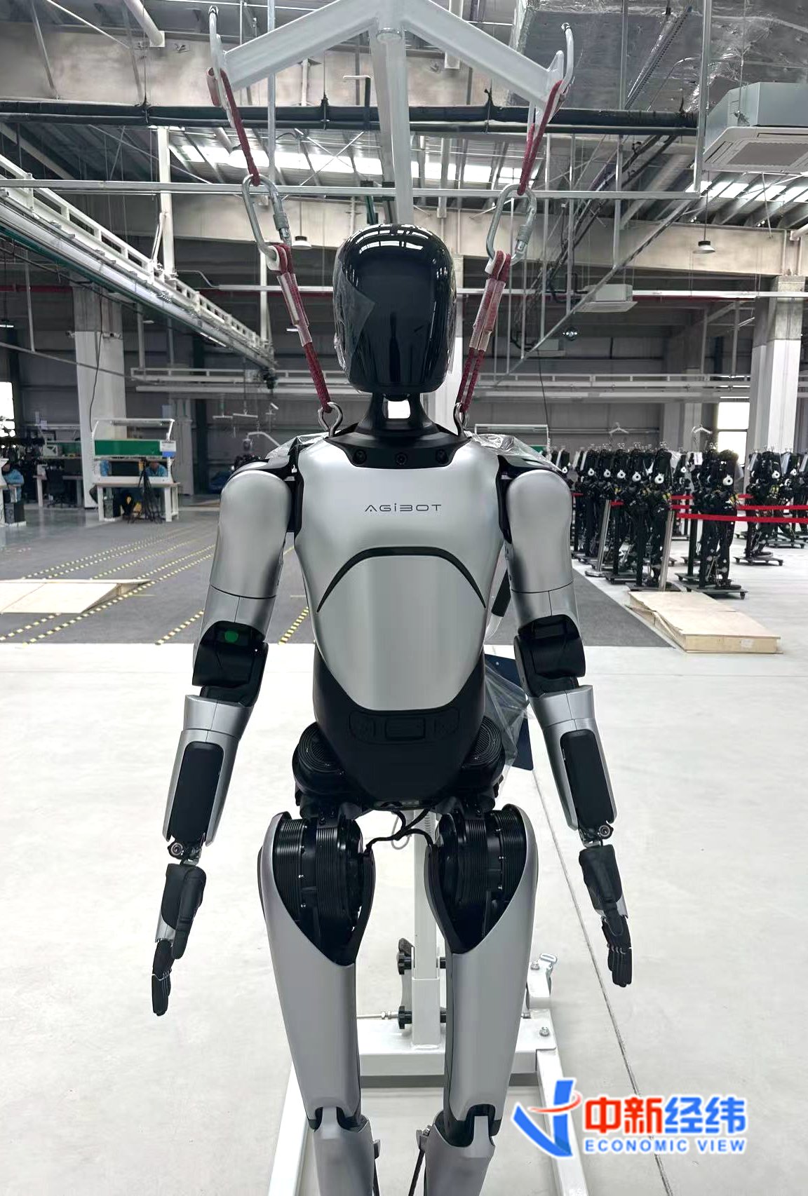 全球首款商用类人形具身智能服务机器人发布 开启行业新纪元