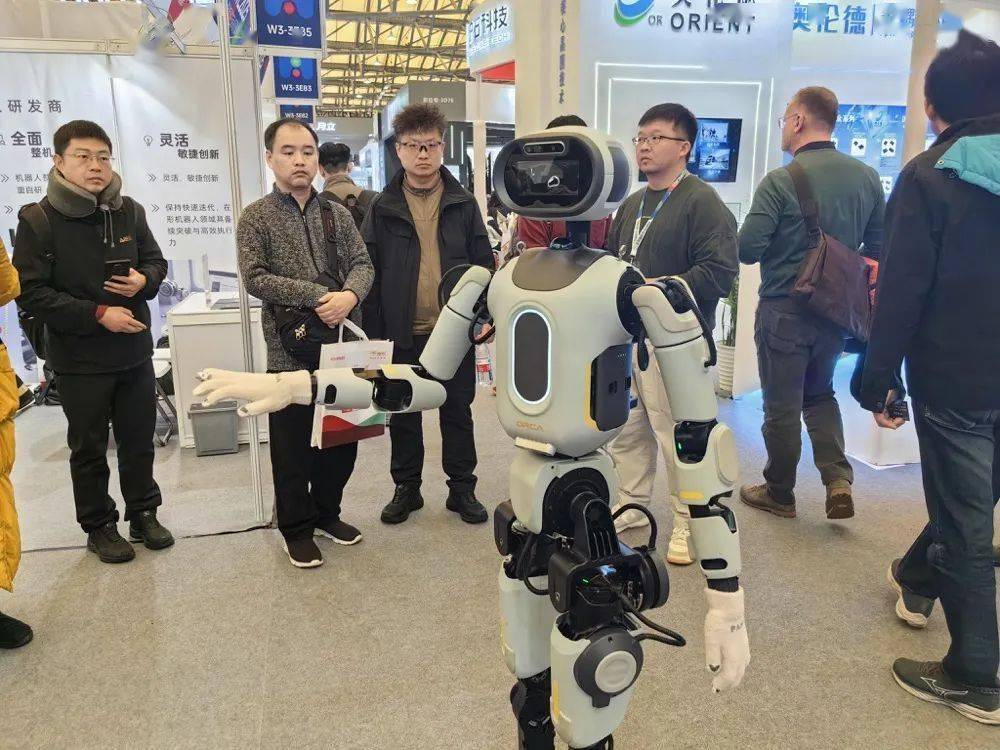 小智一周要闻｜曹斌担任梧桐科技CEO；全球首个人形机器人4S店8月亮相